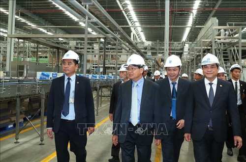 Laos Premierminister Thongloun Sisoulith besucht vietnamesische Wirtschaftsmodelle - ảnh 1