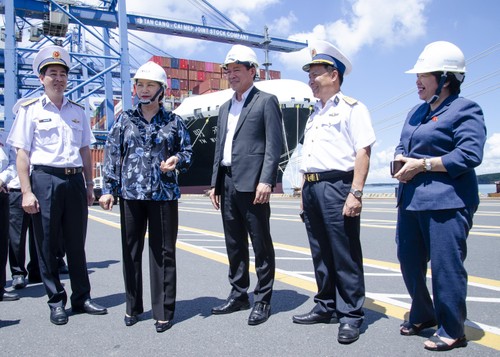 Parlamentspräsidentin Nguyen Thi Kim Ngan besucht internationalen Hafen Tan Cang-Cai Mep - ảnh 1