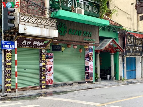 Zahlreiche Geschäfte in Hanoi sind wegen Covid-19-Epidemie geschlossen - ảnh 16