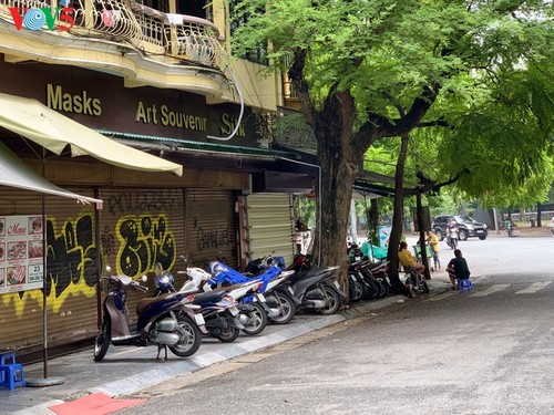 Zahlreiche Geschäfte in Hanoi sind wegen Covid-19-Epidemie geschlossen - ảnh 20