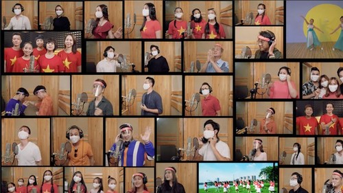 Mehr als 40 Sängerinnen und Sänger singen „Morgen kommt wieder die Sonne“ - ảnh 1