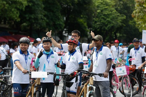 400 Vietnamesen und Ausländer beteiligen sich an einer Radtour für grünes Hanoi 2020 - ảnh 1