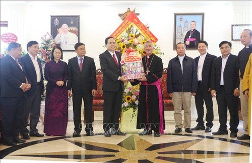 Vorsitzender der Vaterländischen Front Vietnams beglückwünscht Katholiken zu Weihnachten - ảnh 1