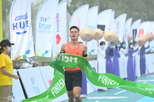 Viele Läufer brechen ihre persönliche Rekorde im VnExpress Marathon Hue - ảnh 1