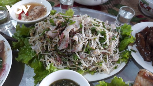 Bong-Fisch: Köstliches Gericht der Volksgruppe der Tay in Yen Bai - ảnh 2