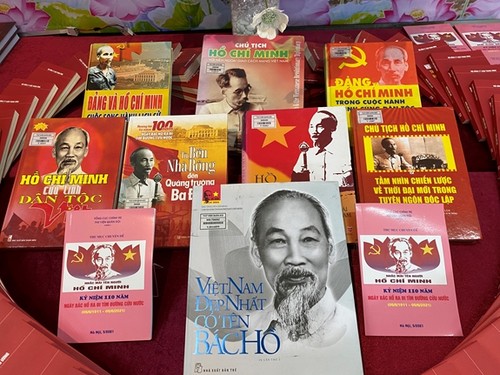 Armee-Bibliothek eröffnet die Buchausstellung „Ho Chi Minh – die Reise des Jahrhunderts“ - ảnh 1