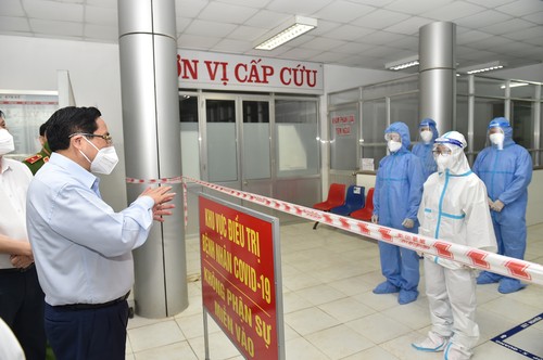 Premierminister Pham Minh Chinh überprüft die Behandlung von Covid-19-Patienten in Tay Ninh und Long An - ảnh 1