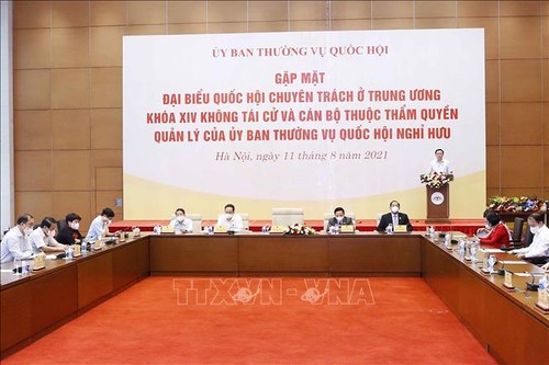 Parlamentspräsident Vuong Dinh Hue trifft hauptamtliche Abgeordnete der vergangenen Legislaturperiode - ảnh 1