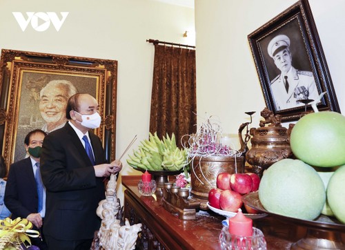 Staatspräsident Nguyen Xuan Phuc zündet Räucherstäbchen für General Vo Nguyen Giap an - ảnh 1