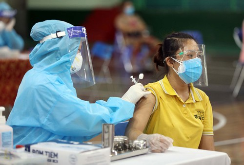 Vietnam hebt die Wichtigkeit der Impfung gegen Covid-19 in der neuen Normalität hervor - ảnh 1