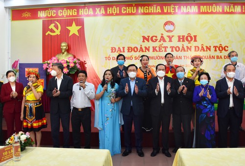 Der Parlamentspräsident nimmt am Festtag der Solidarität des ganzen Volkes im Wohnviertel Quan Thanh in Hanoi teil - ảnh 1
