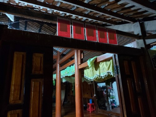 Volksgruppen der Tay und Nung bekleben ihre Häuser zum Neujahr mit rotem Papier - ảnh 2