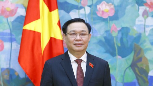 Parlamentspräsident Vuong Dinh Hue gratuliert dem neuen Präsidenten des kasachischen Unterhauses Koshanov - ảnh 1