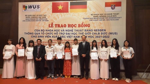 Ausgezeichnete Studierende in Hanoi und Umgebung bekommen Stipendien des deutschen Bundeslandes Hessen - ảnh 1