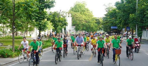 250 Menschen fahren Rad zur Förderung einer Fahrradstadt Hue - ảnh 1