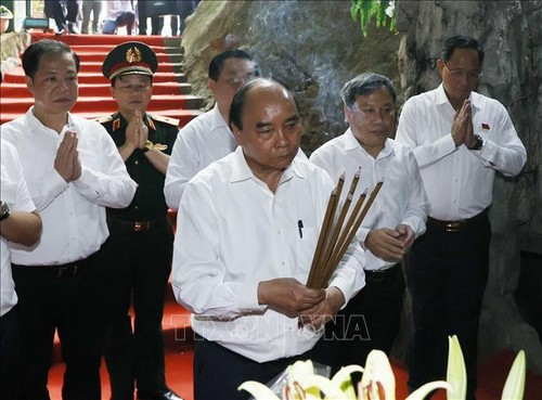 Staatspräsident Nguyen Xuan Phuc zündet Räucherstäbchen im Tempel für gefallene Soldaten der Straße 20 an - ảnh 1