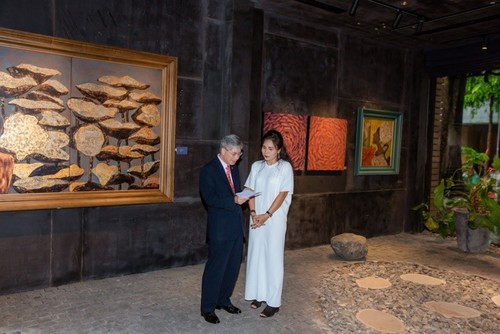Ausstellung der Lackbilder der Malerin Claudie Van in Hanoi - ảnh 1