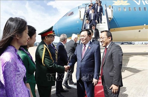 Parlamentspräsident Vuong Dinh Hue beginnt seinen Besuch in Großbritannien - ảnh 1