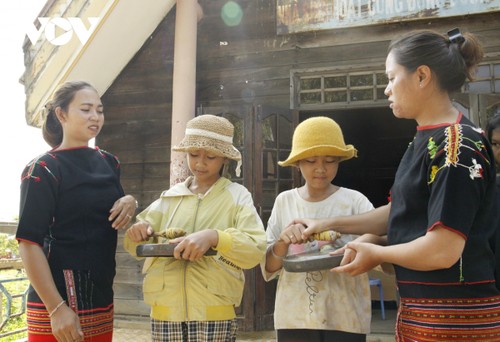 Die Provinz Dak Lak bringt der jungen Generation weiterhin Gongspielen bei - ảnh 2
