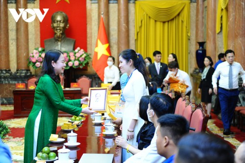 Vizestaatspräsidentin Vo Thi Anh Xuan trifft Vertreter der vorbildlichen Jugendlichen mit Behinderungen - ảnh 1