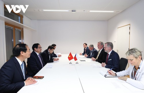 Premierminister Pham Minh Chinh trifft Spitzenpolitiker der EU-Länder - ảnh 1