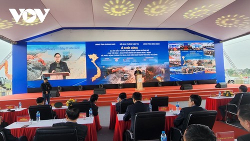 Premierminister Pham Minh Chinh startet zwölf Projekte der Nord-Süd-Autobahn - ảnh 1