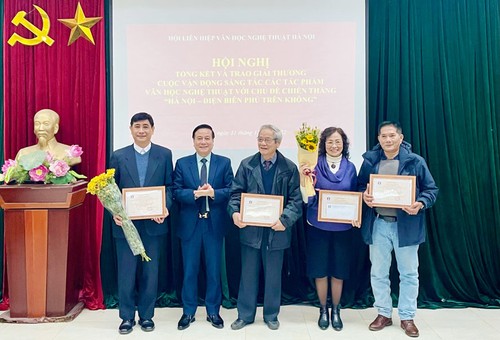 Verleihung der Preise für Literatur und Künste über den Sieg „Hanoi – Dien Bien Phu in der Luft“ - ảnh 1