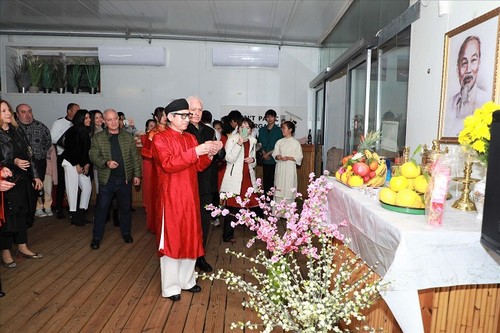 Vietnamesen im Ausland feiern das traditionelle Neujahrsfest Tet - ảnh 1