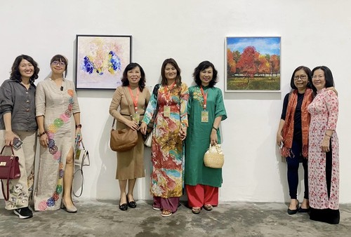 Vietnamesische Malerinnen beteiligen sich an der Kunstausstellung Journey of Friendships - ảnh 1