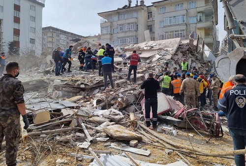 Mindestens ein Toter durch Erdbeben in der Türkei - ảnh 1