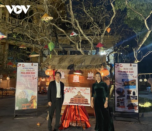 Touren „Bac Co – Saison des roten Seidenwollbaums” in Hanoi - ảnh 1