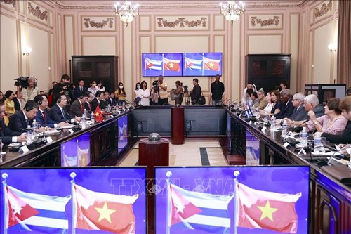 Parlamentspräsident Vuong Dinh Hue führt ein Gespräch mit seinem kubanischen Amtskollegen Esteban Lázo Hernández - ảnh 1