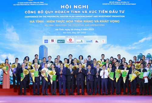 Parlamentspräsident Vuong Dinh Hue: Ha Tinh soll Potential in Impulse für Entwicklung umwandeln - ảnh 1