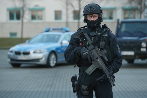 Sieben mutmaßliche IS-Unterstützer in Deutschland festgenommen - ảnh 1
