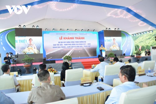 Premierminister Pham Minh Chinh nimmt an Einweihung der Autobahnstrecken in Südzentralvietnam teil - ảnh 1