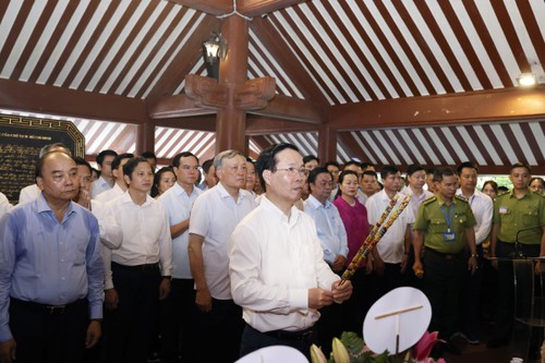 Staatspräsident Vo Van Thuong zündet Räucherstäbchen für Präsident Ho-Chi-Minh an - ảnh 1