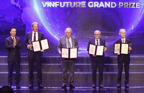 Staatspräsident Vo Van Thuong nimmt an Verleihung des Preises VinFuture teil - ảnh 1
