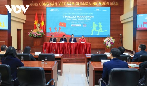 Marathonlauf für Verkehrssicherheit – Dien Bien Phu 2024 - ảnh 1