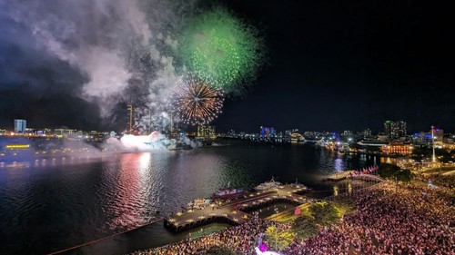 Ho-Chi-Minh-Stadt: Tausende Bewohner genießen Feuerwerk zum Tag der Landesvereinigung - ảnh 1