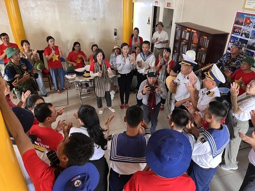 Die Arbeitsgruppe Nr. 14 besucht Soldaten und Bewohner im Inselkreis Truong Sa und den Wachturm DK1 - ảnh 1