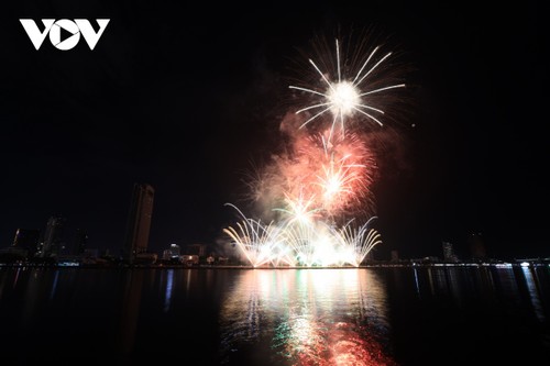 Han-Fluss leuchtet am Abend der Eröffnung des Danang Internationalen Feuerwerksfestivals - ảnh 1