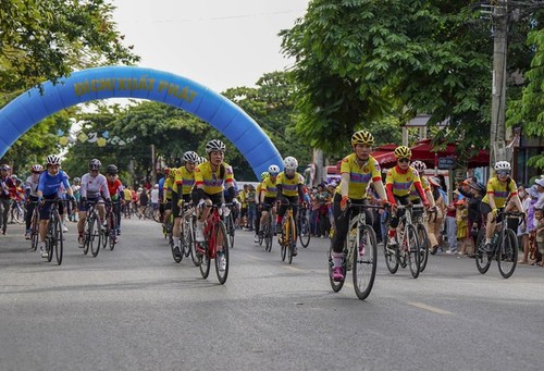 Verbreitung der Friedensbotschaft beim Radrennen „Friedliches Ziel“ - ảnh 1