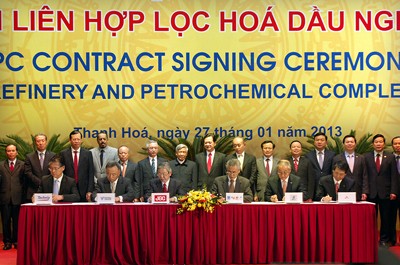 Acara penandatanganan kontrak EPC Proyek Nghi Son berlangsung di  Thanh Hoa. - ảnh 1