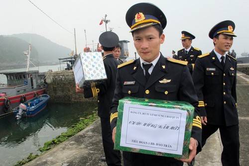 Memberikan bingkisan kepada komandan dan prajurit provinsi Quang Ninh - ảnh 1