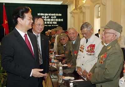 PM Nguyen Tan Dung menerima wakil prajurit Dien Bien Phu di kota Hai Phong - ảnh 1
