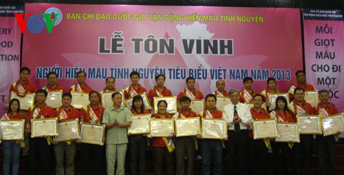 Memuliakan 100 donor darah sukarela tipikal Vietnam - ảnh 1