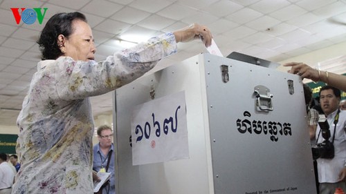 Pemilih Kamboja memberikan suara untuk memilih Parlemen angkatan ke-5 - ảnh 1