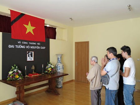 Aktivitas-aktivitas mengenangkan Almarhum Jenderal Vo Nguyen Giap berlangsung berlarut - ảnh 1