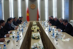 Wakil Ketua MN Vietnam, Huynh Ngoc Son melakukan kunjungan kerja di Belarus - ảnh 1