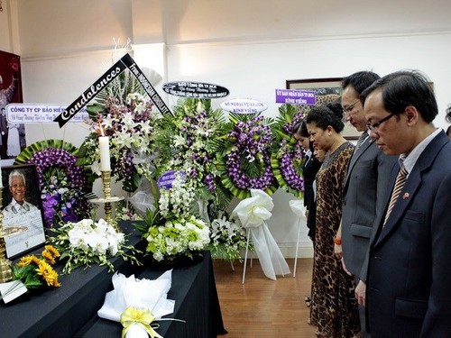 Meletakkan karangan bunga untuk berziarah kepada Almarhum Presiden Afrika Selatan, Nelson Mandela di kota Ho Chi Minh - ảnh 1